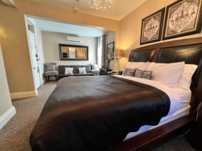 Historic Branson Hotel - Haven Suite with Queen Bed - Downtown - FREE TICKETS INCLUDED